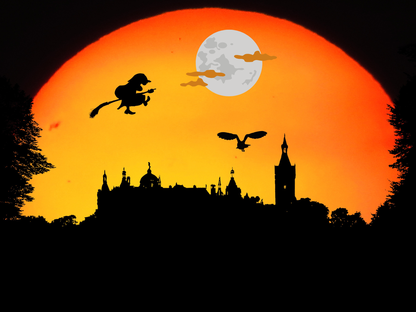Sous formes d'ombres, une sorcière volant sur son balai, la lune une ville et unc ciel orange